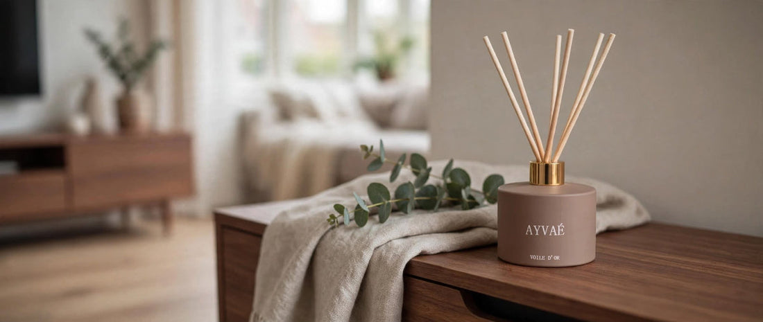 AYVAÉ geurdiffuser Voile d'Or op een houten nachtkastje met plaid en eucalyptus
